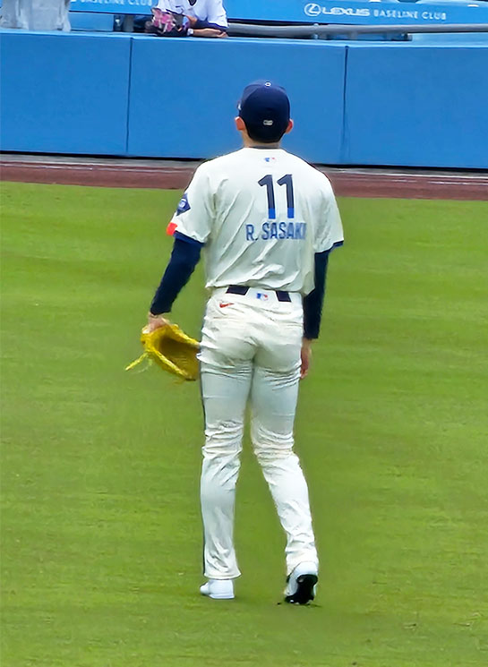 レフト側でキャッチボールをする佐々木朗希投手