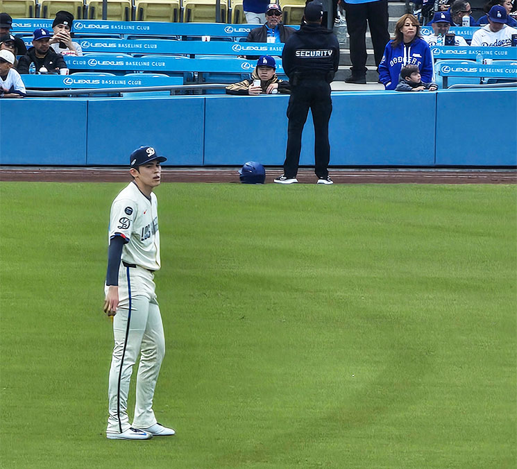 レフト側でキャッチボールをする佐々木朗希投手