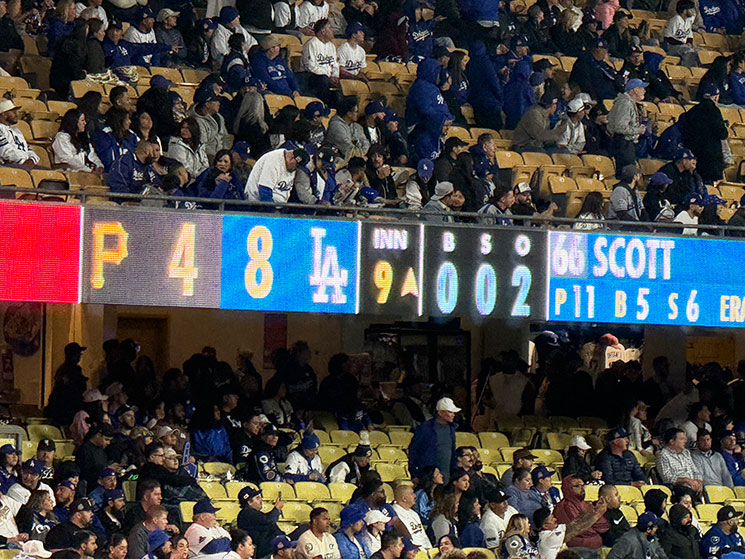 試合終了後のスコアボード - ドジャースが8対4で勝利