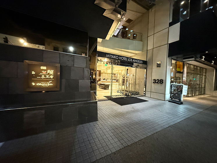 夜のミヤコホテルのエントランス