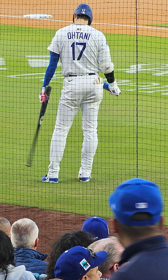 「FIELD」エリアから見るネクストサークルに立つ大谷選手の姿