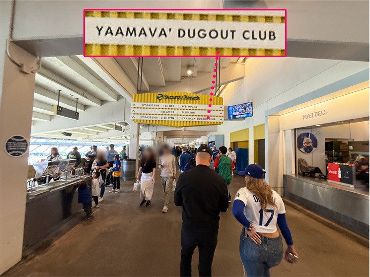 ドジャースタジアム Dugout Club 方向の案内表示
