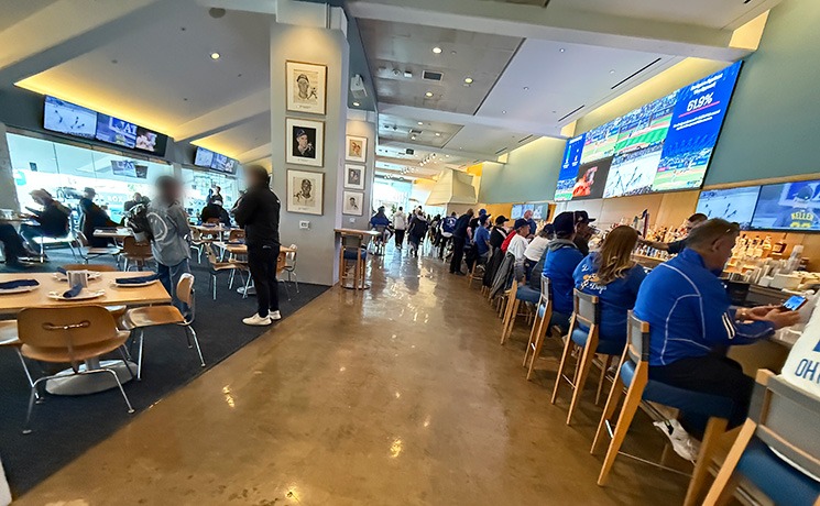 STADIUM CLUB 内部の様子（バーカウンターとテーブル席）