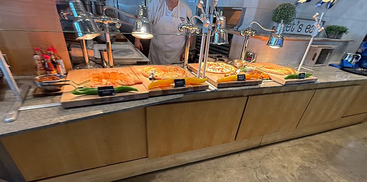 STADIUM CLUB ビュッフェに並ぶピザ料理