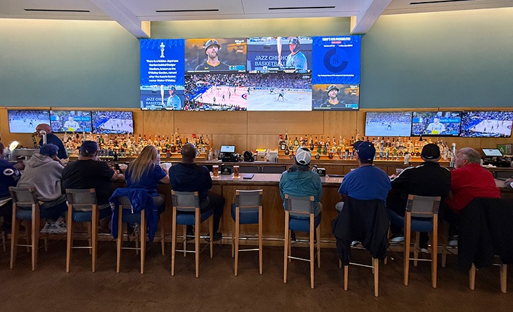 STADIUM CLUB バーカウンター席の様子