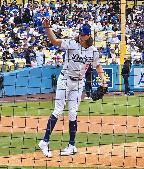 ドジャースの先発投手グラスノー（身長203cm）のピッチングフォーム