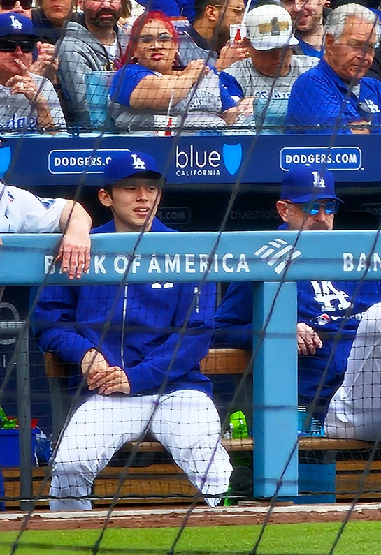 ベンチで満面の笑みの佐々木投手