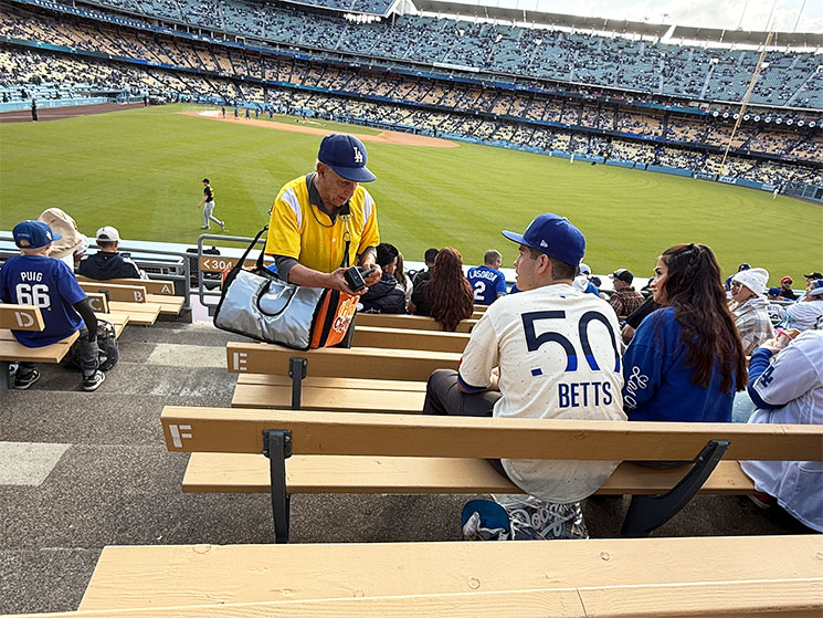 ドジャー・スタジアム 売り子のおじいちゃん