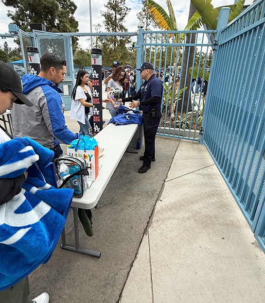 ドジャースタジアム入場ゲート前の荷物検査