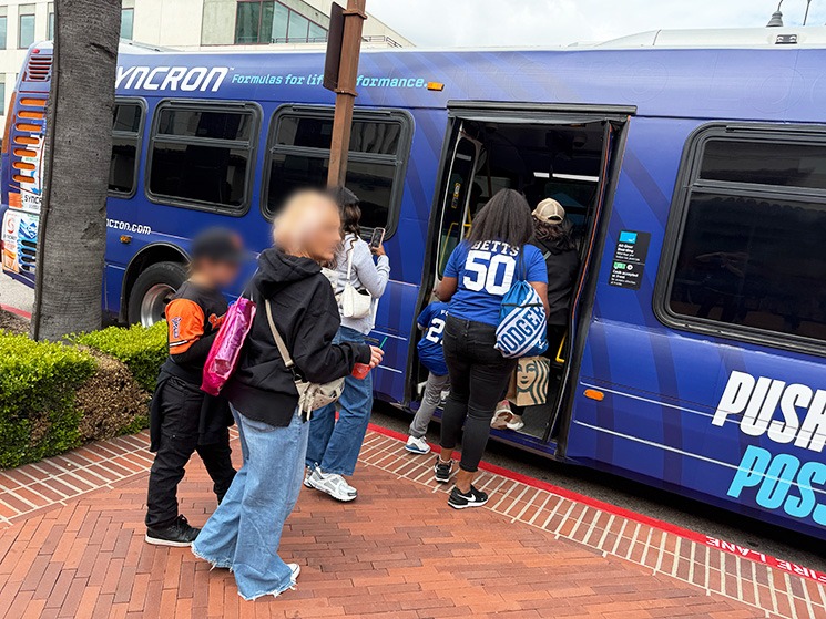 ユニオンステーション駅 西口に到着したドジャースタジアムエクスプレス
