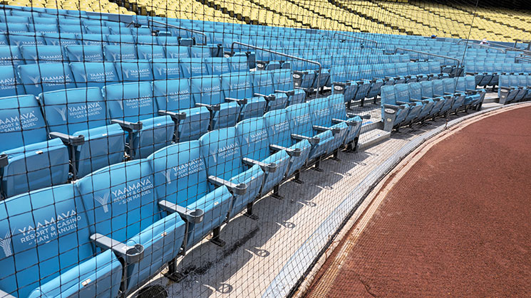 DUG OUT - 最前列エリアとグラウンドの距離感