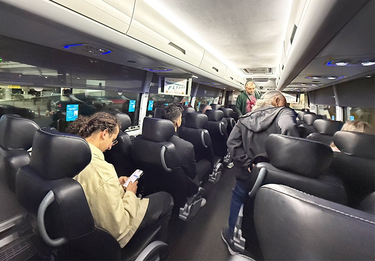 LAX FlyAwayの車内