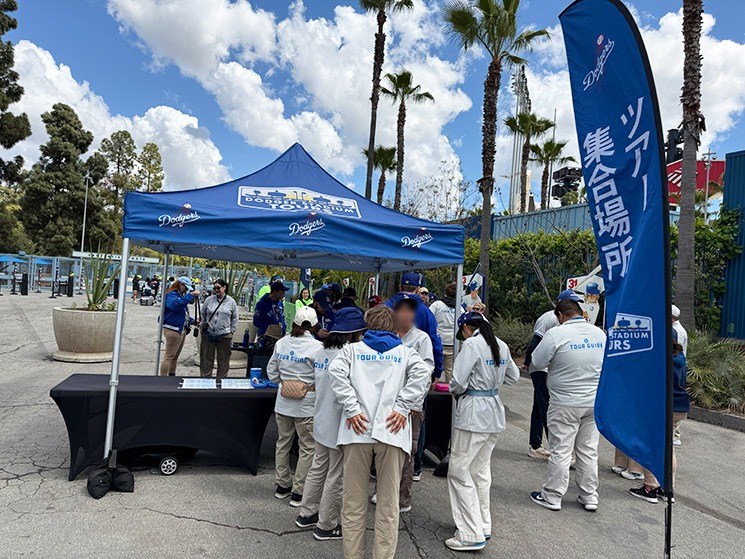 プレゲームツアー受付のブルーテントと当日のスタッフ