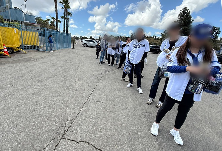 プレゲームツアーへの参加待ちの行列