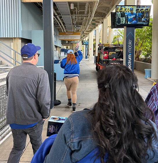 プレゲームツアー開始直後、参加者を誘導するツアーガイド