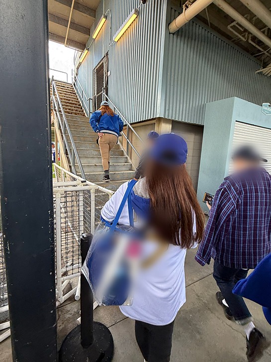 プレゲームツアー開始直後、参加者を誘導するツアーガイド2