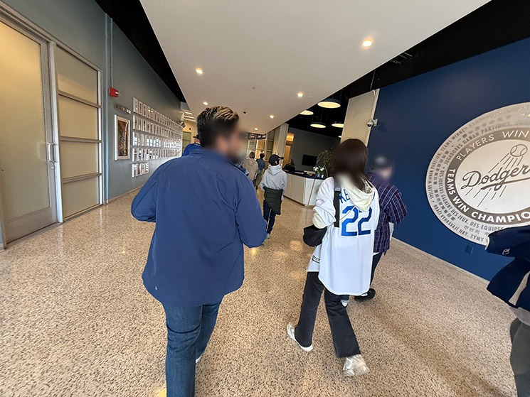 ドジャーススタジアムの内部ロビ