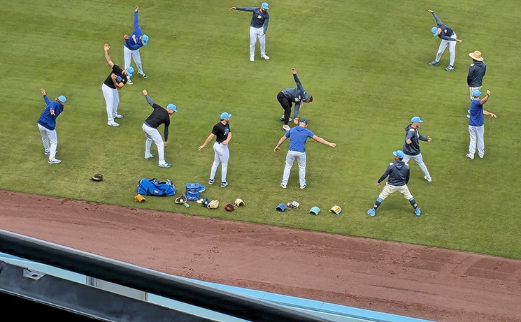 三塁側「LOGE(2階席)」から見る選手のウォーミングアップ風景