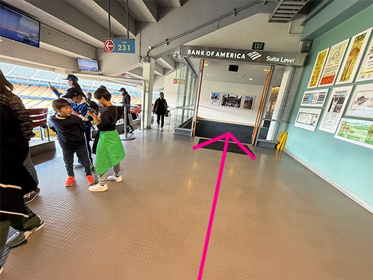 三塁側「LOGE(2階席)」からスイートエリアへ