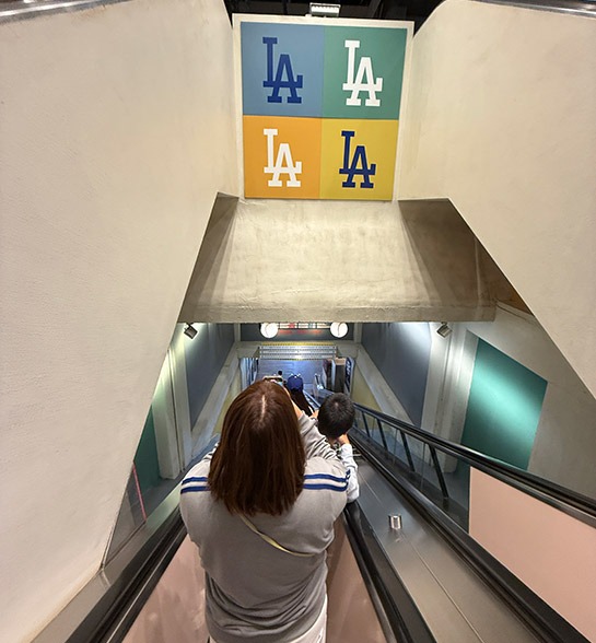 エスカレーターで「フィールドレベル」の「バックネット裏」に移動