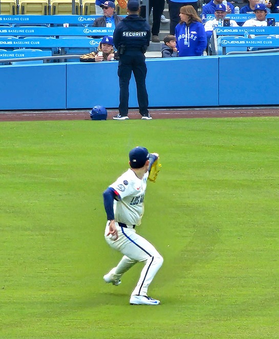 外野でキャッチボールをする佐々木 朗希投手