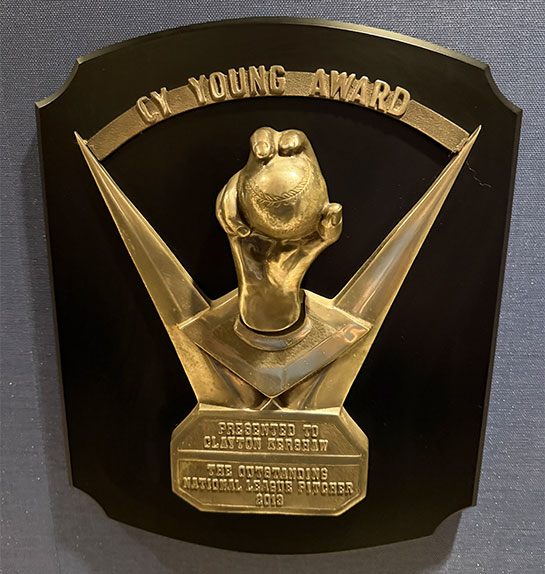 ドジャースの歴代サイ・ヤング賞 カーショーの表彰盾