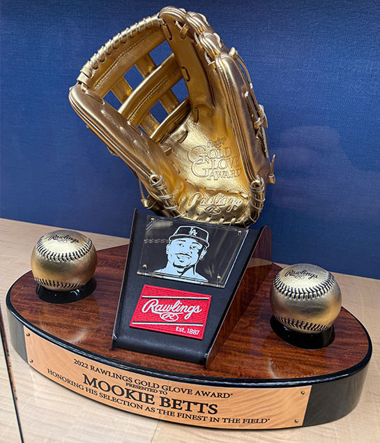 ムーキベッツのグラブ型のトロフィー