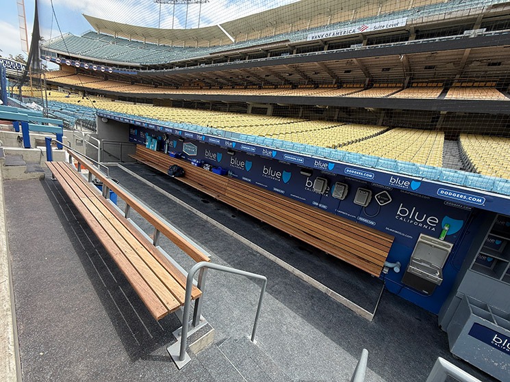 グラウンドサイド(ダートエリア)から見る1塁側ベンチ