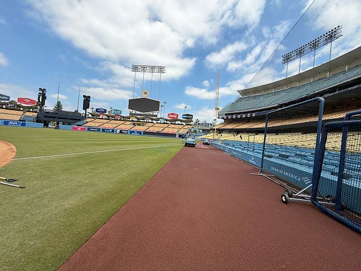 グラウンドサイド(ダートエリア)から見る1塁側エリア