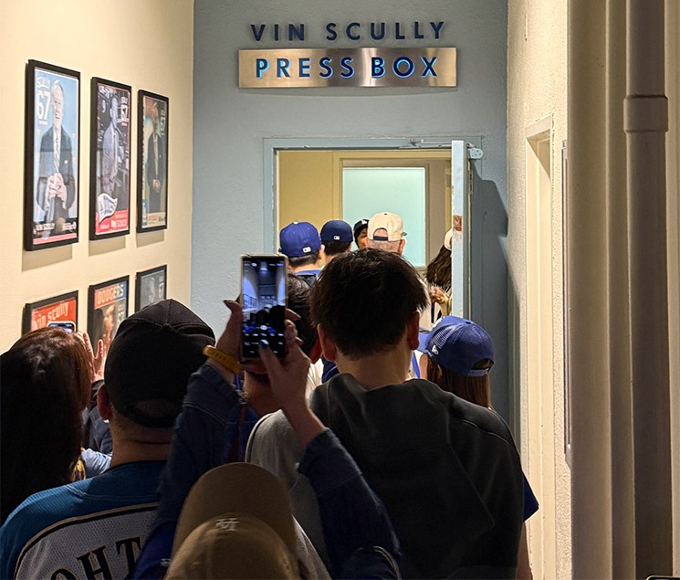 「ヴィン・スカリー・プレスボックス(記者席)」の入口