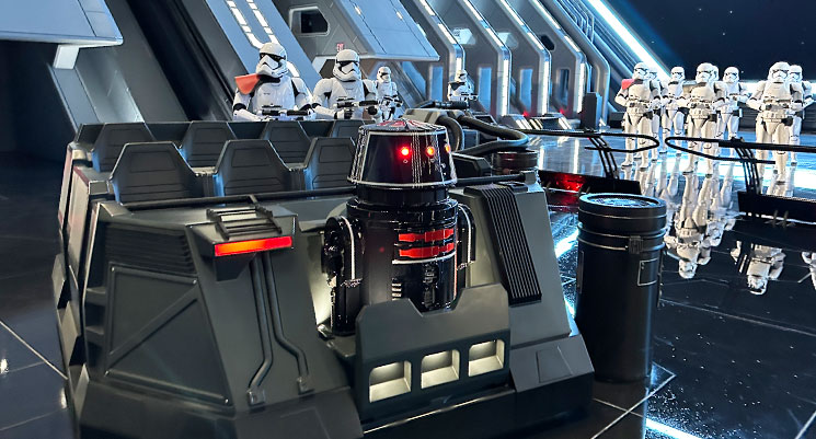 スター・ウォーズ：ライズ・オブ・ザ・レジスタンスのライド内部。ファースト・オーダーのストームトルーパーが並ぶ迫力のシーン