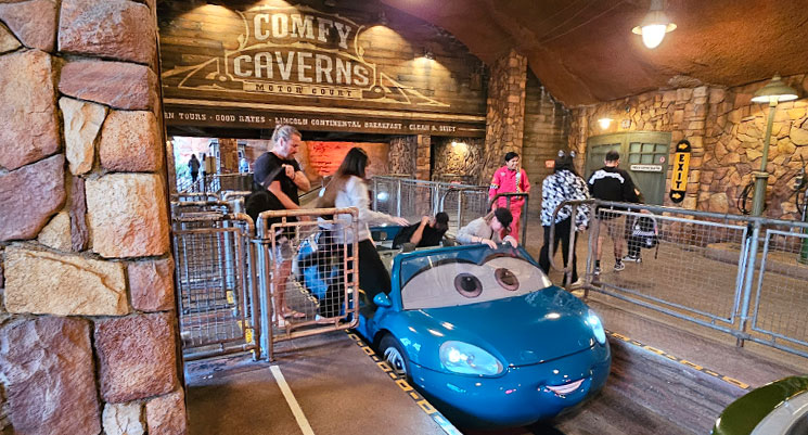 ラディエイター・スプリングス・レイサーズで疾走するレースシーン