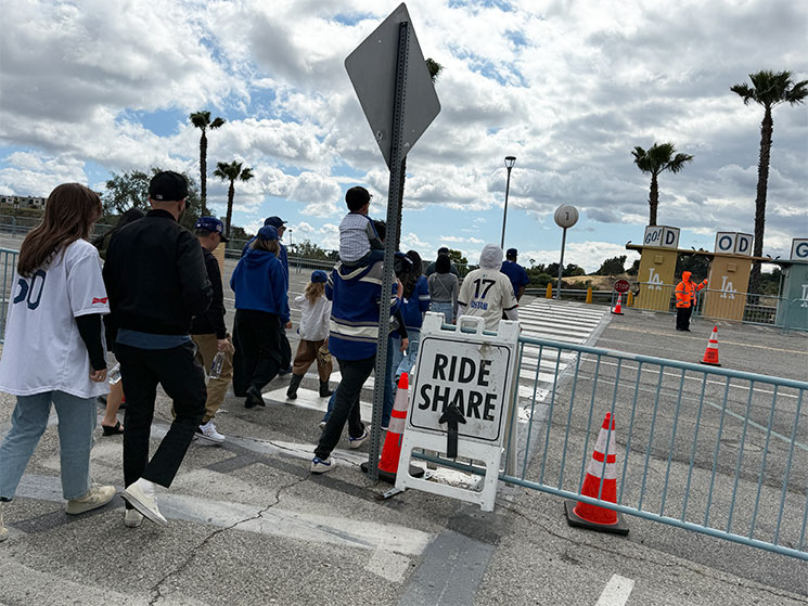 試合終了後にドジャースタジアムを後にする観戦客の様子