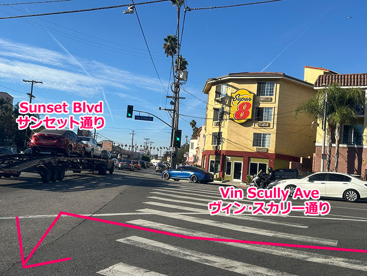 「ヴィン・スカリー通り」と「サンセット通り」の交差点にあるホテルSuper8