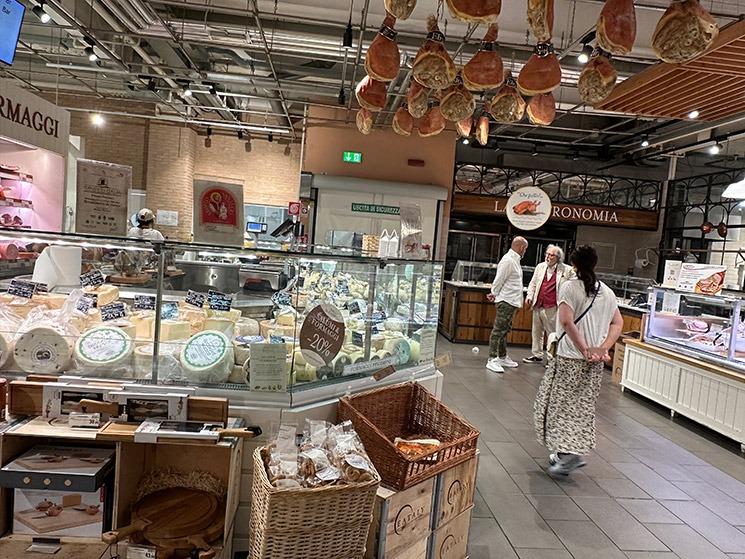 店内のチーズや生ハムの量り売りコーナー