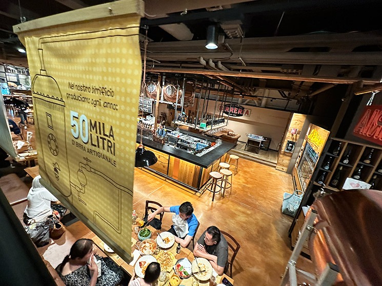 イータリー・ローマの店内イートイン・レストラン