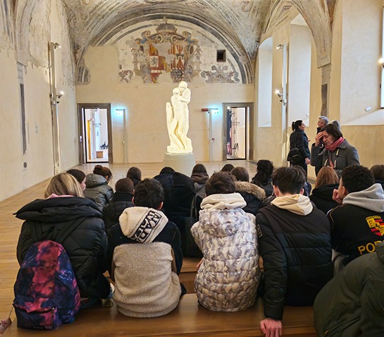 ロンダニーニのピエタの展示室 地元の小学生が像を鑑賞する様子