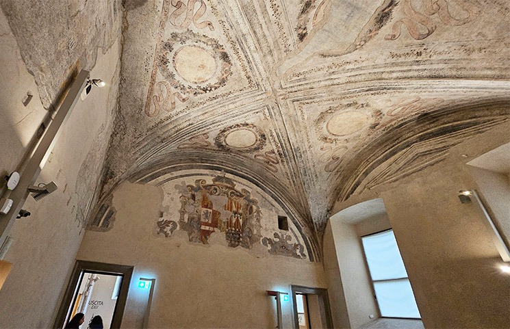 ロンダニーニのピエタ美術館の天井と壁面のフレスコ画