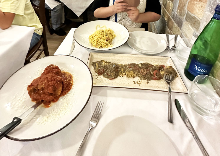 テルミニ駅周辺でディナー