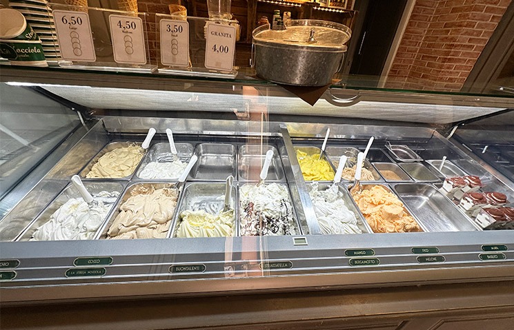 La Strega Nocciolaのジェラートショーケース