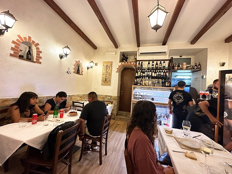 Trattoria Cecioの内観