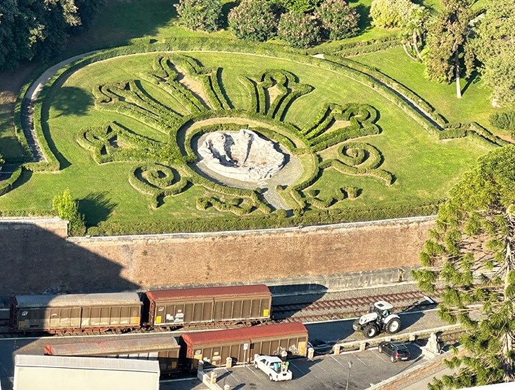 クーポラから見るバチカン国家の紋章と鉄道