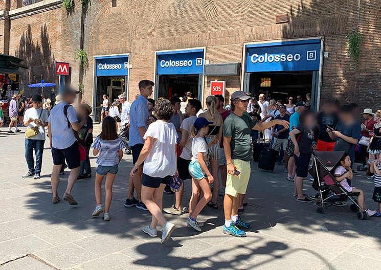 地下鉄コロッセオ駅前の景観
