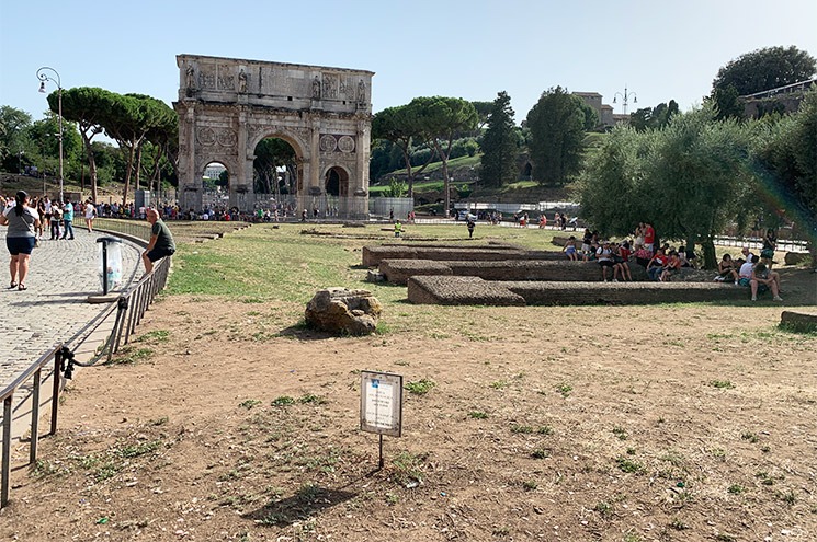 コロッセオ駅とフォロ・ロマーノの入口付近の景観。