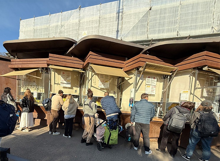 コロッセオ西側のチケットオフィス