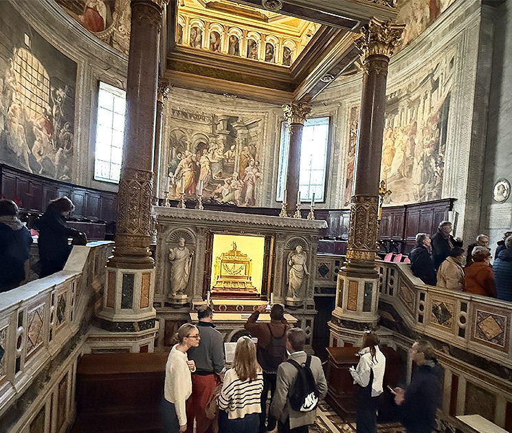 聖ペトロの鎖が納められた主祭壇