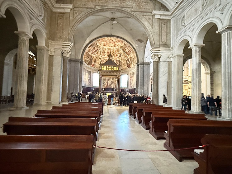 サン・ピエトロ・イン・ヴィンコリ教会の内部 中央身廊