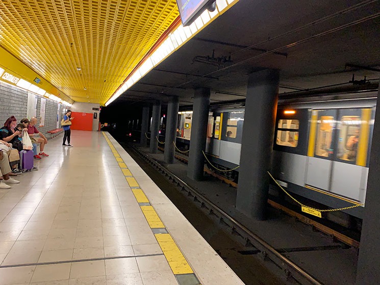 ミラノ地下鉄の乗車ホーム