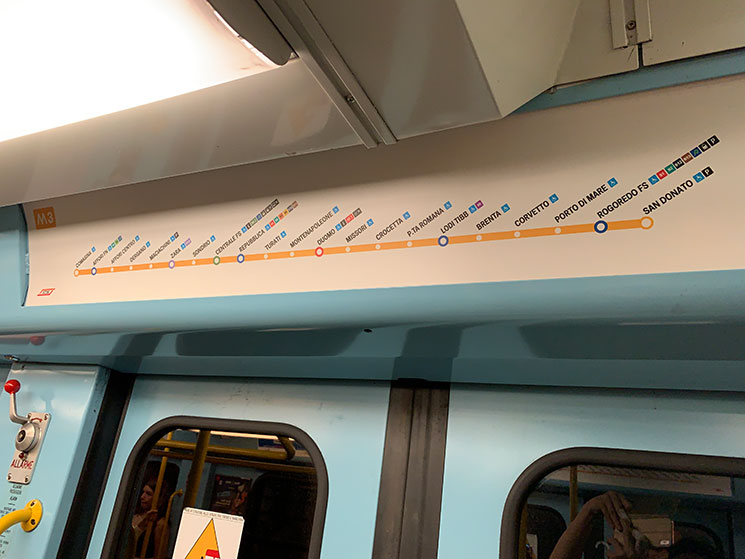 ミラノ地下鉄M1路線の車内の様子