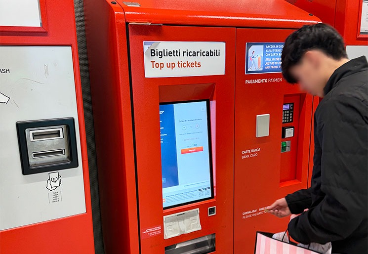 ミラノ地下鉄の自動券売機でチケット購入する様子